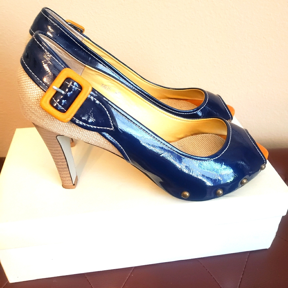 Peep toe pumps
